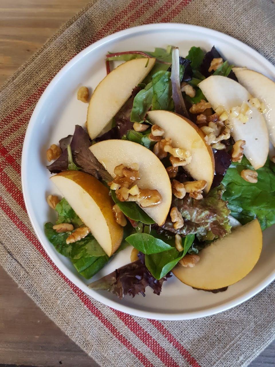 Birnen- und Nusssalat